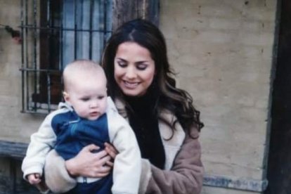 La actriz Danna García lleva en sus brazos a la pequeña, quien todavía se mantiene en contacto con algunos actores de la novela.