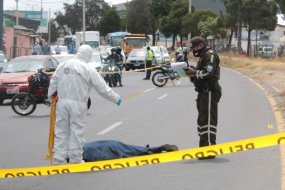 La víctima habría intentado cruzar la calle, cuando fue embestido por una moto.