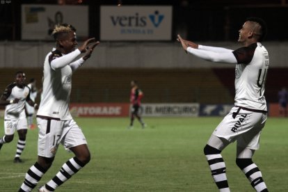 Los jugadores del equipo canario festejaron la goleada de 0-3 ante el Deportivo Cuenca a la víspera del Clásico del Astillero.