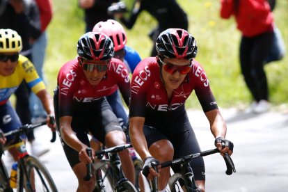 Richard Carapaz (d) y Egan Bernal (i) serán los líderes del Ineos en el Tour de Francia.