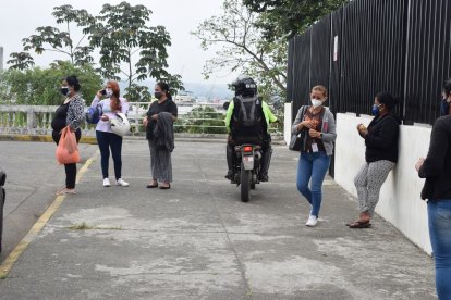 En la morgue, los familiares esperaban que les realicen las autopsias.