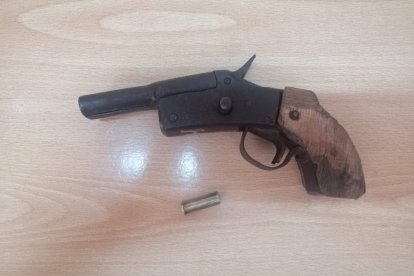 El arma es un revólver de fabricación artesanal.