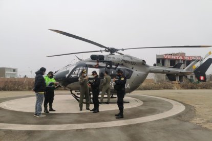 Personal policial realiza coordinaciones para la búsqueda de los desaparecidos.