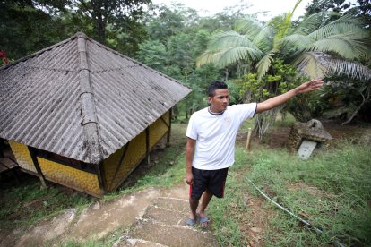 El cuidador de la hacienda donde estaba la víctima indica por donde huyeron los secuestradores.