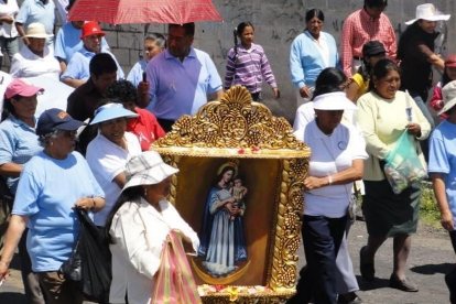 Antes la procesión era multitudinaria. Este año solo se realizó con un par de personas