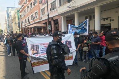 Los empleados y dueños de bares exigen no ser discriminados.