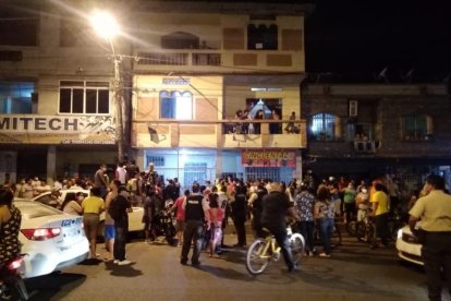 Los indicios balísticos quedaron esparcidos sobre la calzada hasta que llegó la policía.