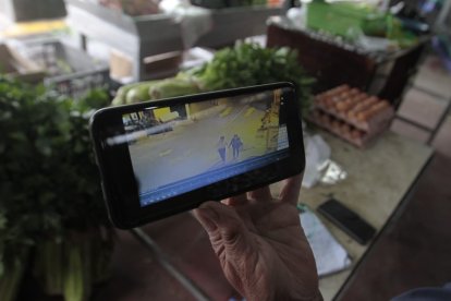 En el video se distingue a cinco personas. Según los comerciantes son trabajadores del Municipio.