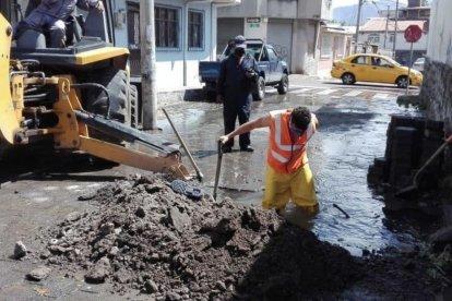 Fugas de agua y tuberías rotas en Rumiñahui.