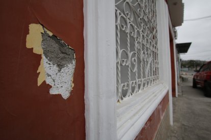 En la fachada del inmueble quedaron marcas y orificios originados por los impactos de proyectiles.