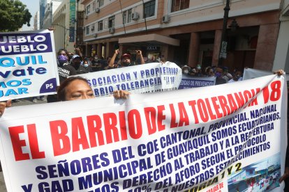 Michelle sostiene uno de los carteles en el que piden la reapertura de los locales.