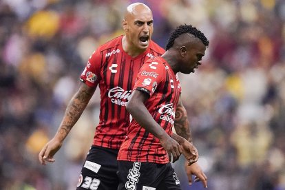 El argentino Ariel Nahuelpán (i) y el ecuatoriano Miller Bolaños se habrían ido a los puños en el camerino de los Xolos.