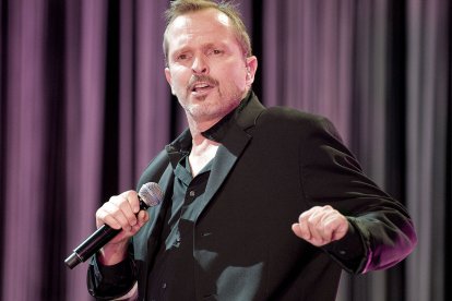 El artista tiene actualmente 64 años de edad y se encuentra en España, pese a que vive en México