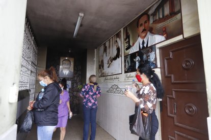 Ante las imágenes del médico venezolano, decenas de seguidores hacen sus plegarias.