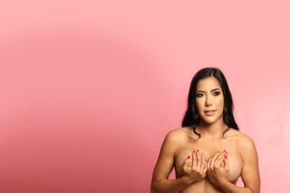 Margareth estuvo castigada, dos semanas, por mostrar sus pechos.