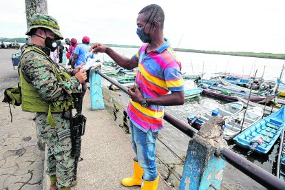 Fuerzas Armadas resguardan el malecón de San Lorenzo.
