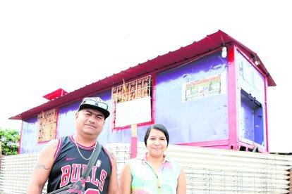 Darwin Vera Véliz y Andrea Mera Baños viven desde hace tres años en un container, el cual fue adecuado como una casa.

15 AGOSTO del 2020

GERARDO MENOSCAL

Agencia (ag-expreso)