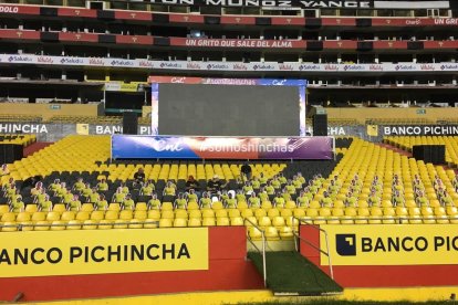 Las fotos ya fueron pegadas sobre una base de cartón en las gradas del estadio Monumental