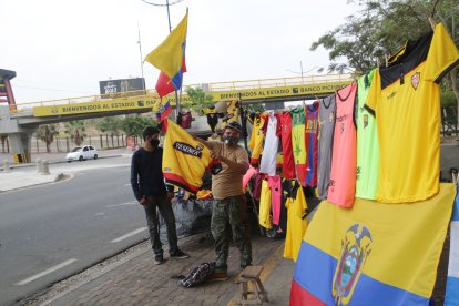 Los Quispe comprando las camiseta del Barcelona en un carro que estaba al frente del Monumental. 

PERIODISTA : JERSON RUIZ

FECHA :23 /08/2020 

Agencia (ag-extra)