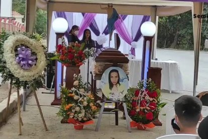 Daniela Romero, de 30 años, fue velada afuera de su casa.