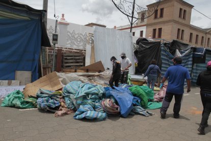 Las lonas y materiales de algunos kioscos quedaron inservibles sobre la acera cercana al templo.