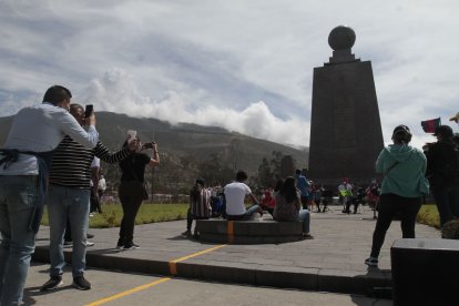 La música en vivo se presentó frente al monumento principal, al aire libre.




Agencia (ag-extra ag-expreso ag-quito)
