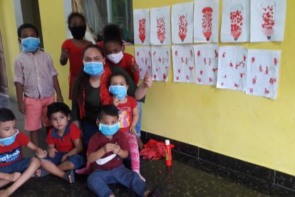 Empezó enseñándole a su hija, luego se sumó un familiar y los vecinos. Hoy María Alexandra tiene 24 alumnos.