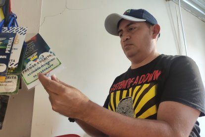 Nelson observa con tristeza las viejas credenciales de su hermano Augusto, quien laboraba como periodista deportivo y murió el pasado 15 de abril, víctima del coronavirus.