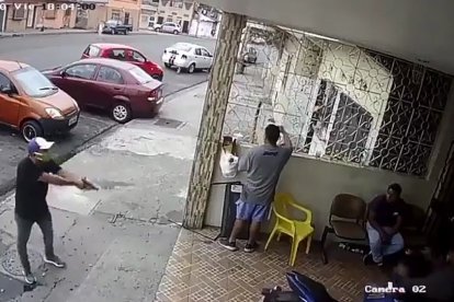 Los antisociales llegaron en una motocicleta y apuntaron a las víctimas.