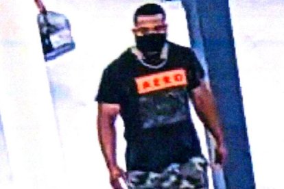 Imagen registrada por una cámara de seguridad con el rostro del sujeto de los "abrazos con Covid-19".