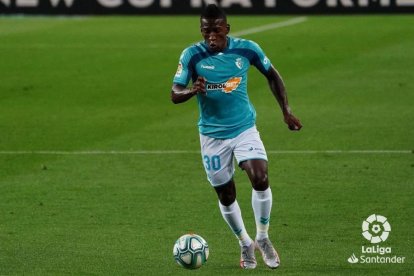 El jugador ecuatoriano Pervis Estupiñán podría llegar al Barcelona de España.