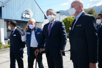 Guillermo Lasso acudió al CNE a poner la 'poderosa' para su candidatura.