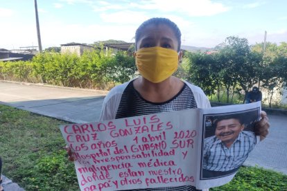 La mujer ha participado en plantones junto a otras personas quienes atraviesan por la misma calamidad.