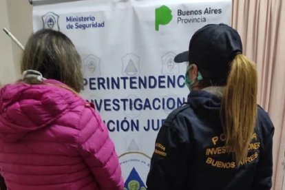 La mujer trató de disimular el crimen, pero igual fue detenida.