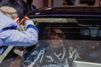 Varios fanáticos de Ronaldinho saludaron al exfutbolista brasileño cuando salía del hotel hacia el aeropuerto.