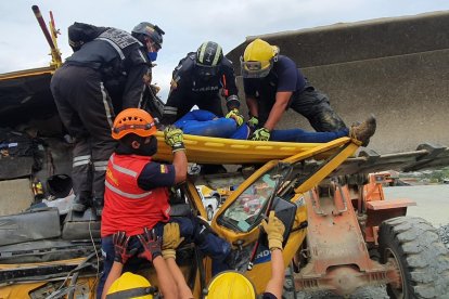 Después de cortar las latas y fierros de la cabina de la volqueta sacaron el cuerpo.