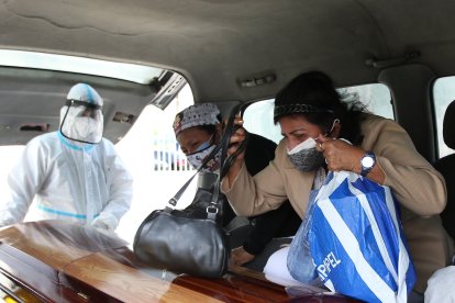 Familiares de Leopoldo contrataron una funeraria para que retire su cuerpo del laboratorio de Criminalística.
