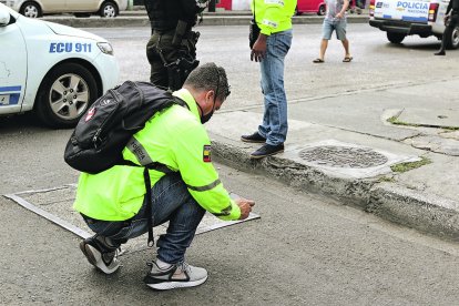 1. Un policía fotografió uno de los dientes de la víctima que quedó en el suelo. En el lugar también habían manchas de sangre. 

25 AGOSTO del 2020

GERARDO MENOSCAL

Agencia (ag-expreso)