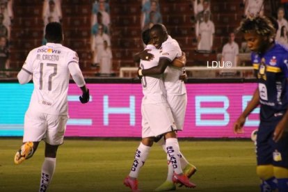 Moisés Corozo (d), con un potente tiro libre, le dio el triunfo a Liga de Quito sobre Delfín en el estadio Rodrigo Paz.