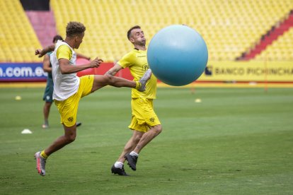 En el entrenamiento de ayer los jugadores de Barcelona realizaron fútbol dinámico con balones grandes.