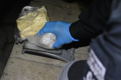 La Policía encontró 19 bloques de droga, entre marihuana y cocaína,119 cápsulas de heroína.