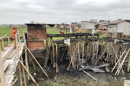 Las llamas consumieron dos viviendas de caña y todo los bienes que tenían.