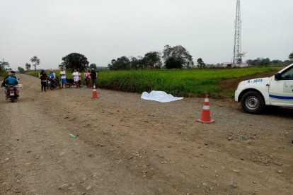 El casco protector que llevaba el jornalero quedó junto al cuerpo.