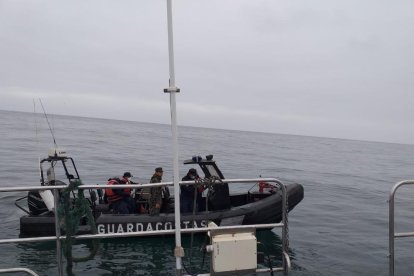 Equipos de la Marina, la Fuerza Aérea y la Policía participan en las tareas de búsqueda y rescate.
