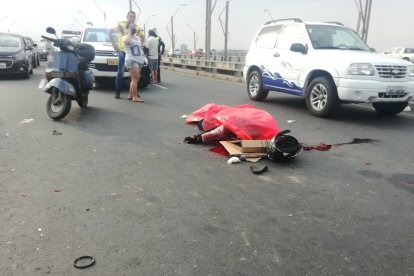 El cuerpo del fallecido quedó tendido sobre la calzada del puente de la Unidad Nacional.