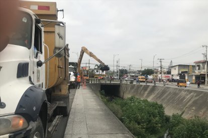 Maquinaria retira los materiales que obstruyen los canales.