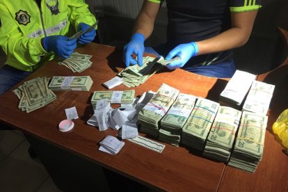 Los extranjeros portaban más de 300 mil dólares en efectivo.