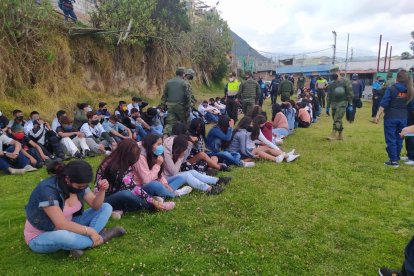 Los jóvenes fueron retenidos mientras se realizaban las investigaciones sobre el encuentro clandestino.