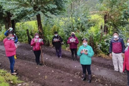 Mujeres de la comunidad recibieron semillas en una campaña.