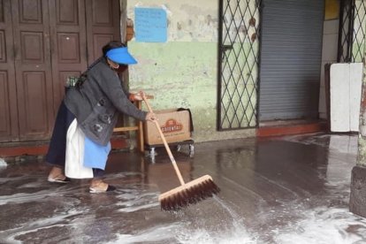 Las vecinas del lugar a apoyan en la desinfección de áreas comunes.